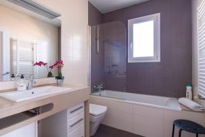 ein Badezimmer mit Waschbecken, Toilette und Badewanne in der Unterkunft Sunny Apt Barcelona 22@ in Barcelona