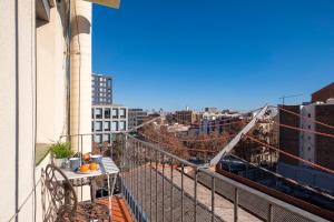 ein Balkon mit Tisch und Blick auf eine Stadt in der Unterkunft Sunny Apt Barcelona 22@ in Barcelona