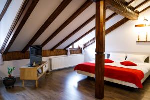 1 dormitorio con 1 cama grande con manta roja en Gong Studios, en Sibiu