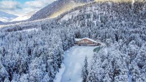 um alojamento de turismo selvagem no meio de uma montanha coberta de neve em Hotel Lago della Creta em San Vigilio Di Marebbe