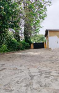 pusty parking z drzewami i budynek w obiekcie JoysVilla Family Holiday Home w mieście Malindi