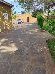 une allée vide devant un bâtiment dans l'établissement JoysVilla Family Holiday Home, à Malindi