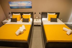 Postel nebo postele na pokoji v ubytování First Joy Hotel