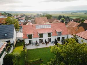 una vista aérea de una casa con patio en Gästehaus Frieda, en Schweigen-Rechtenbach