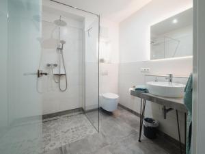 W łazience znajduje się prysznic, umywalka i toaleta. w obiekcie Gästehaus Frieda w mieście Schweigen-Rechtenbach