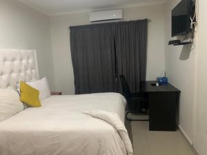 Essence of Africa Guesthouse tesisinde bir odada yatak veya yataklar