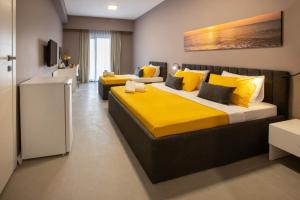 Postel nebo postele na pokoji v ubytování First Joy Hotel