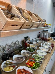 einen Tisch mit Schalen und Teller mit Lebensmitteln darauf in der Unterkunft Rooftop City Residence in Budapest