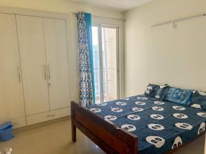 Schlafzimmer mit einem Bett und einem Fenster in der Unterkunft Friend's Place in Greater Noida