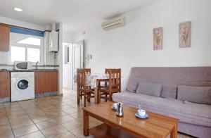 uma sala de estar com um sofá e uma mesa em Apartamento Pérez Zara 6 em Conil de la Frontera