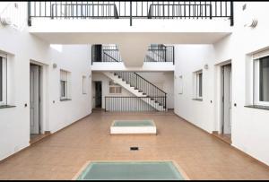 een lege kamer met een trap in een gebouw bij Apartamento Pérez Zara 6 in Conil de la Frontera