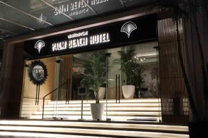 En logo, et sertifikat eller et firmaskilt på Warwick Palm Beach Hotel