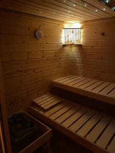 una pequeña sauna de madera con una ventana en ella en Chalet Schäftal 