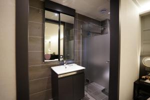 La salle de bains est pourvue d'un lavabo et d'une douche. dans l'établissement Dongdaemun Saturn Hotel, à Séoul