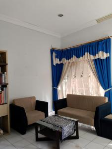 sala de estar con sofá y ventana en Kluwih House en Godean