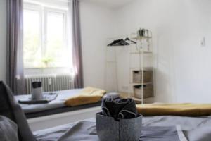 Un pat sau paturi într-o cameră la Apartment-Innenstadt-Messe
