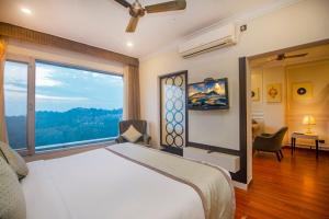 Postel nebo postele na pokoji v ubytování Amritara Surya, Mcleodganj, Dharamshala