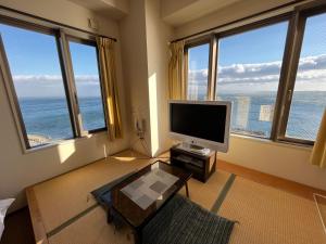 - un salon avec un ordinateur installé sur une table dans l'établissement LiVEMAX RESORT Shiretoko Sea Front, à Rausu