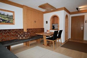 ein Esszimmer mit einem Holztisch und Stühlen in der Unterkunft Appartement Panorama NEU in Biberwier