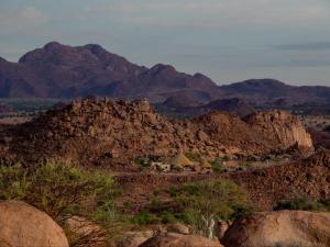 KhorixasにあるOndjamba Hillsの山々を背景にした砂漠の景色
