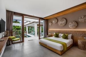 een slaapkamer met een kingsize bed en een balkon bij Villa Melissa by BaliSuperHost in Ubud