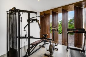 een kamer met een fitnessruimte met een loopband bij Villa Melissa by BaliSuperHost in Ubud