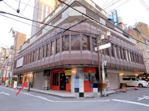 een gebouw op de hoek van een straat bij Shinsaibashi Dotonbori in Osaka