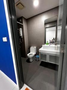 y baño con aseo, lavabo y espejo. en Summer Suites KLCC By Homestay, en Kuala Lumpur