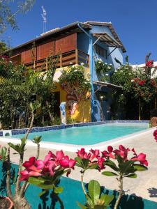 un resort con piscina di fronte a un edificio di Quintal da Espera - Praia de Itacimirim a Camaçari