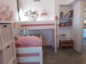 Katil dua tingkat atau katil-katil dua tingkat dalam bilik di דירת בוטיק כיפית לשומרי שבת וכשרות בלבד