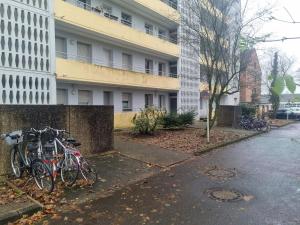 dos bicicletas están estacionadas al lado de un edificio en Apartment with Balcony in Mönchengladbach, en Mönchengladbach