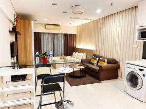 sala de estar con sofá y mesa en Summer Suites KLCC By Homestay, en Kuala Lumpur