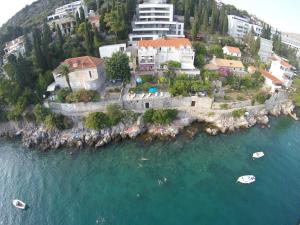 uma vista aérea de uma pequena ilha na água em Dubrovnik Apartments em Dubrovnik