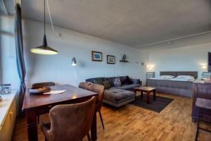 ein Wohnzimmer mit einem Sofa und einem Tisch in der Unterkunft Ferienpark - Haus A, App 0A0703 in Heiligenhafen