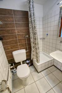 La salle de bains est pourvue de toilettes, d'une baignoire et d'un lavabo. dans l'établissement Ferienpark - Haus A, App 0AEG05, à Heiligenhafen