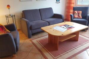 un soggiorno con un divano e un tavolino da caffè di Haus Severin Whg Rother mit Balkon Nr 4 a Goting