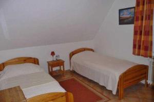 una camera con due letti e un tavolo con due lampade di Haus Severin Whg Rother mit Balkon Nr 4 a Goting