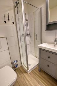 La salle de bains est pourvue d'une douche, de toilettes et d'un lavabo. dans l'établissement Ferienpark - Haus A, App 0AEG08, à Heiligenhafen