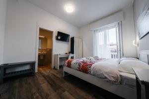 Schlafzimmer mit einem Bett und einem Fenster in der Unterkunft Porta Nuova Suites in Verona