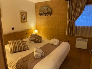 Ein Bett oder Betten in einem Zimmer der Unterkunft CHALET DES CIMES