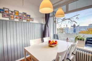 - une salle à manger avec une table et un bol de fruits dans l'établissement Ferienpark - Haus B, App 0B0505, à Heiligenhafen