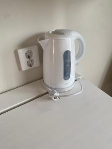a white kettle sitting on top of a table at Bedinge Golfklubb hotell in Beddinge Strand