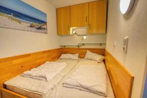2 camas en la esquina de una habitación en Ferienpark - Haus B, App 0B0606, en Heiligenhafen