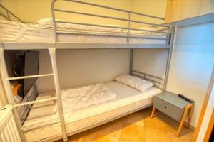 1 dormitorio con 2 literas en una habitación en Ferienpark - Haus B, App 0B0606, en Heiligenhafen