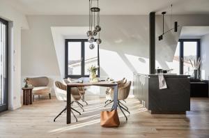 una cucina e una sala da pranzo con tavolo e sedie di Villa Baltique a Ostseebad Sellin