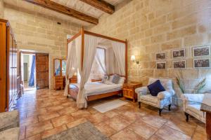 Katil atau katil-katil dalam bilik di Ta'Leli Pool Farmhouse in Gozo - Happy Rentals
