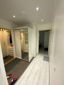 um quarto vazio com um espelho e um quarto com um quarto em Bright house for short stay em Vantaa