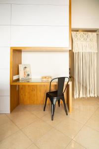 una silla negra sentada frente a un escritorio en Uluwatu Cliff Apartment - 1 BR, en Uluwatu