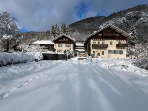 una casa está cubierta de nieve en Villa Unterswand, en Grünau im Almtal