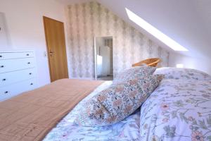 een slaapkamer met een bed met een bloemenbed bij Naturzauber im Harz in Bad Lauterberg